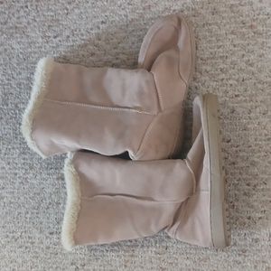 "Ugg like"boots